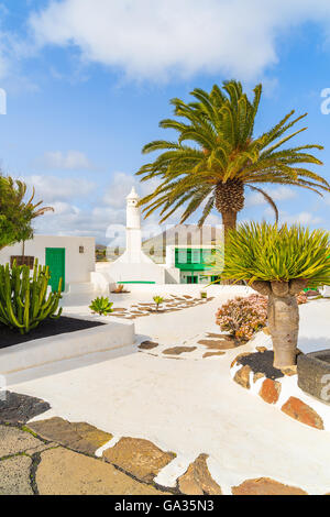 Typischen kanarischen Stil Gebäude und tropischen Pflanzen, El Campesino Dorf Insel Lanzarote, Spanien Stockfoto