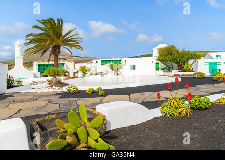 Typischen kanarischen Stil Gebäude und tropischen Pflanzen, El Campesino Dorf Insel Lanzarote, Spanien Stockfoto