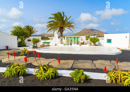 Typischen kanarischen Stil Gebäude und tropischen Pflanzen, El Campesino Dorf Insel Lanzarote, Spanien Stockfoto