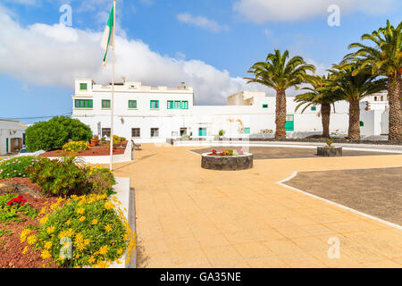 Platz mit Blumen und Palmen in der Stadt Teguise, Lanzarote Insel, Kanaren, Spanien Stockfoto