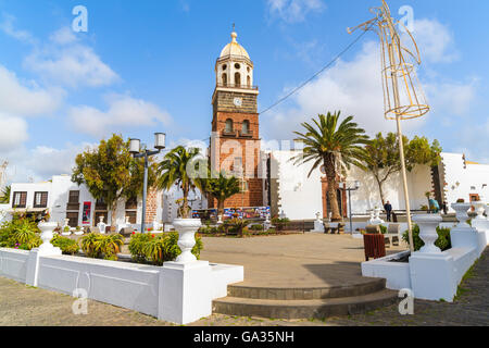 TEGUISE, LANZAROTE Insel - 15. Februar 2015: Berühmte Kirche Nuestra Señora de Guadalupe in Teguise Stadt, die ehemalige Hauptstadt von Lanzarote, Kanarische Inseln, Spanien. Stockfoto