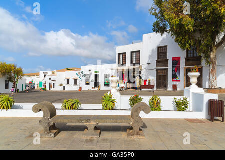 Stadt TEGUISE, LANZAROTE Insel - 14. Januar 2015: Läden und Häuser in der alten Stadt von Teguise. Diese Stadt ist die ehemalige Hauptstadt der Insel Lanzarote und ist sehr beliebte Attraktion für Touristen, die die Insel besuchen. Stockfoto