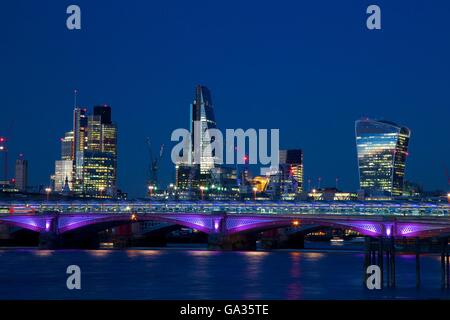 Blackfriars Bridge und der Themse in der Abenddämmerung, South Bank, mit Walkie-talkie, Cheesegrater und City of London, London, entnommen Stockfoto