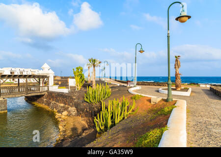 Küstenpromenade entlang Meer in Costa Teguise Badeort, Lanzarote, Kanarische Inseln, Spanien Stockfoto