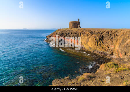 Kleine Burg "Castillo de Las Coloradas" auf Felsen in Playa Blanca, Lanzarote, Kanarische Inseln, Spanien Stockfoto