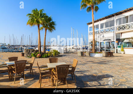 MARINA RUBICON, Insel LANZAROTE - 14. Januar 2015: Restauranttische mit Stühlen im Yachthafen Rubicon. Lanzarote ist die nördlichste Insel im Archipel der Kanarischen Inseln. Stockfoto