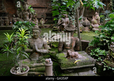 ein Garten und ein Buddha Terracotta von Herrn Ban Phor Linag Meuns Terracota Art in der Stadt Chiang Mai im Norden Thailands in Sou