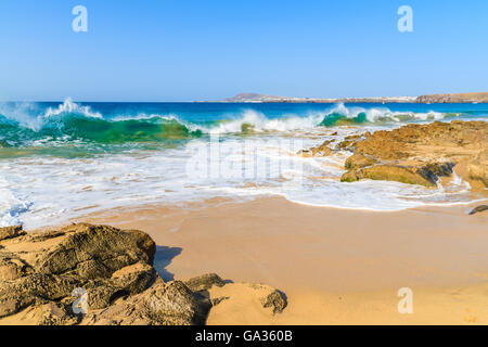 Ozeanwelle auf Papagayo sandigen Strand, Lanzarote, Kanarische Inseln, Spanien Stockfoto