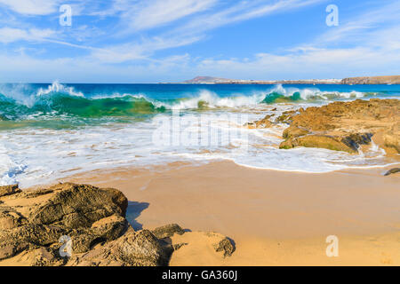 Ozeanwelle auf Papagayo sandigen Strand, Lanzarote, Kanarische Inseln, Spanien Stockfoto