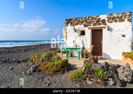 Typisch kanarisches Haus für Touristen auf El Golfo Strand, Lanzarote, Kanarische Inseln, Spanien Stockfoto