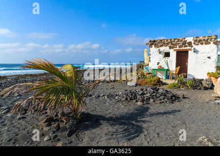 Typisch kanarisches Haus für Touristen am Strand von El Golfo, Insel Lanzarote, Spanien Stockfoto