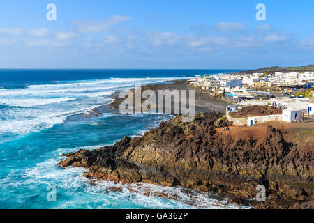 Blick auf El Golfo Dorf und blaue Meer auf der Insel von Lanzarote, Spanien Stockfoto