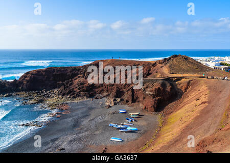 Fischerboote am Strand von El Golfo Dorf, Lanzarote, Kanarische Inseln, Spanien Stockfoto