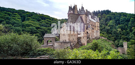 Burg Eltz ist eine der am besten erhaltenen Burgen in Europa mit Sitz in Deutschland. Stockfoto