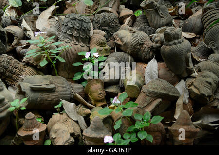 ein Garten und ein Buddha Terracotta von Herrn Ban Phor Linag Meuns Terracota Art in der Stadt Chiang Mai im Norden Thailands in Sou Stockfoto