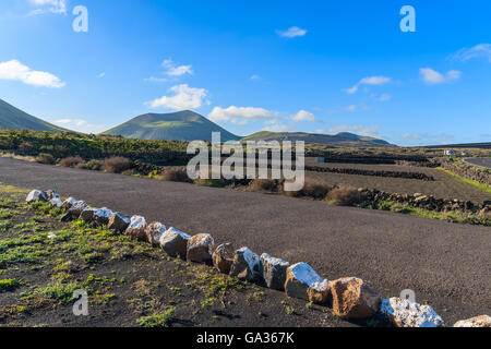 Landstraße in La Geria Weinberge, Lanzarote, Kanarische Inseln, Spanien Stockfoto