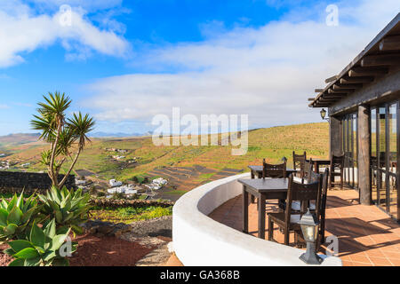 Restaurant-Terrasse am Mirador de Los Valles - Aussichtspunkt in Berglandschaft der Insel Lanzarote, Spanien Stockfoto