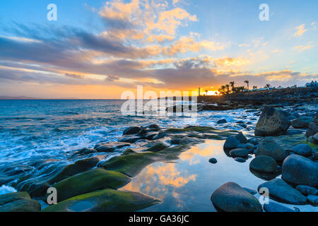 Sonnenuntergang über Meer in Playa Blanca auf der Insel Lanzarote, Spanien Stockfoto