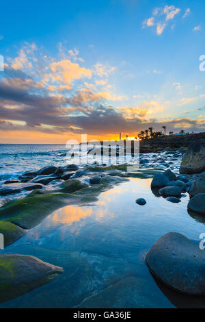 Steinen im Meerwasser bei Sonnenuntergang in Playa Blanca auf der Insel Lanzarote, Spanien Stockfoto