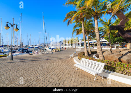 Bank auf der Strandpromenade in Puerto Calero Marina, Lanzarote, Kanarische Inseln, Spanien Stockfoto