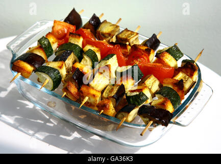 Gegrilltes Gemüse auf Holzspieße Stockfoto