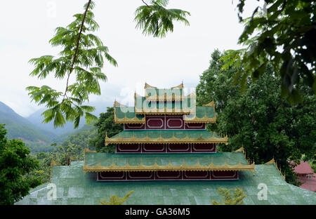 der Wat Phra, dass Doi Kong Mu Tempel auf dem Hügel im Dorf von Mae Hong Son in der Nord-Provinz von Mae Hong Son Stockfoto