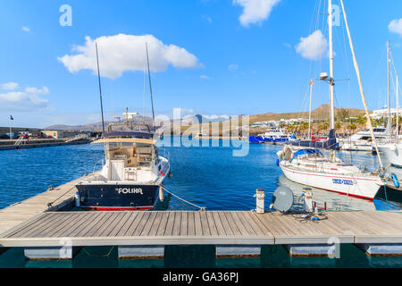 PUERTO CALERO MARINA, Insel LANZAROTE - 17. Januar 2015: Yacht Boote im Hafen gebaut im karibischen Stil in Puerto Calero. Kanarischen Inseln sind ein beliebtes Segelrevier. Stockfoto