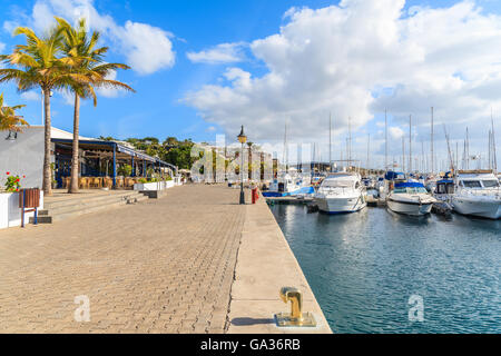 PUERTO CALERO MARINA, Insel LANZAROTE - 17. Januar 2015: öffentliche Promenade in Puerto Calero Hafen im karibischen Stil erbaut. Viele Touristen verbringen Urlaub hier. Stockfoto