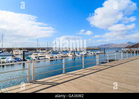 PUERTO DEL CARMEN, LANZAROTE Insel - 17. Januar 2015: Promenade im Hafen von Puerto del Carmen an sonnigen Tag. Kanarischen Inseln sind beliebtes Urlaubsziel aufgrund warmen Klimas. Stockfoto