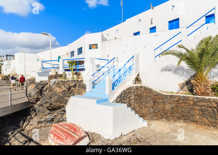 Typisch weißen kanarischen Häuser in der Stadt Puerto del Carmen auf der Insel von Lanzarote, Spanien Stockfoto