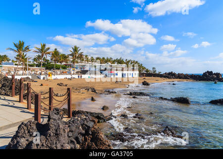 Tropischen Sandstrand in Puerto del Carmen am Meer Stadt, Lanzarote, Kanarische Inseln, Spanien Stockfoto