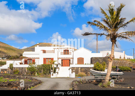 Insel LANZAROTE, Spanien - 17. Januar 2015: typisch kanarisches Haus in tropische Landschaft der Insel Lanzarote, Spanien. Viele Europäer kaufen Immobilien auf den Kanarischen Inseln durch sonniges und warmes Klima. Stockfoto