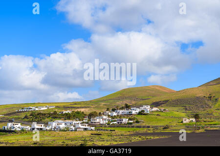 Weißen Häuser der Uga-Dorf in der Landschaft von Lanzarote, Kanarische Inseln, Spanien Stockfoto
