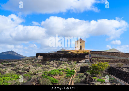 Gebäude im Weinberg-Landschaft der Region Yaiza, Lanzarote, Kanarische Inseln, Spanien Stockfoto