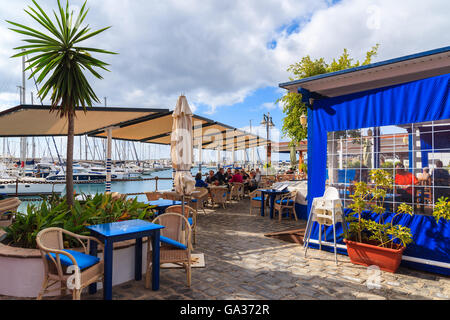 MARINA RUBICON, Insel LANZAROTE - 17. Januar 2015: Restaurant im Hafen mit Restaurants im Yachthafen Rubicon. Lanzarote ist die nördlichste Insel im Archipel der Kanarischen Inseln. Stockfoto