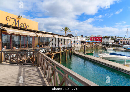 MARINA RUBICON, Insel LANZAROTE-JAN 17, 2015: Fußgängerbrücke zum Restaurant im Hafen Rubicon. Kanarischen Inseln sind sehr beliebtes Urlaubsziel aufgrund der sonnigen tropisches Klima das ganze Jahr. Stockfoto