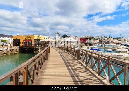 MARINA RUBICON, Insel LANZAROTE-JAN 17, 2015: Steg im Hafen Rubicon. Kanarischen Inseln sind sehr beliebtes Urlaubsziel aufgrund der sonnigen tropisches Klima das ganze Jahr. Stockfoto