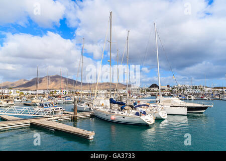 MARINA RUBICON, Insel LANZAROTE-JAN 17, 2015: Yacht Boote festmachen im Hafen Rubicon. Kanarischen Inseln sind sehr beliebtes Urlaubsziel aufgrund der sonnigen tropisches Klima das ganze Jahr. Stockfoto