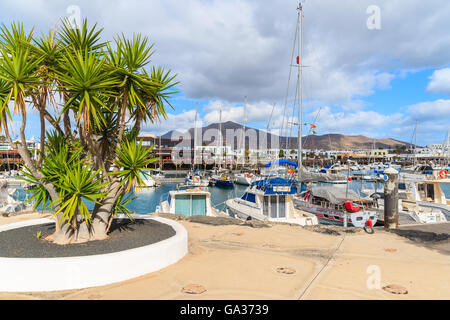 PLAYA BLANCA Hafen, Insel LANZAROTE - 17. Januar 2015: Yacht Boote im Hafen von Playa Blanca. Lanzarote ist sehr beliebtes Reiseziel unter den Kanarischen Inseln. Stockfoto