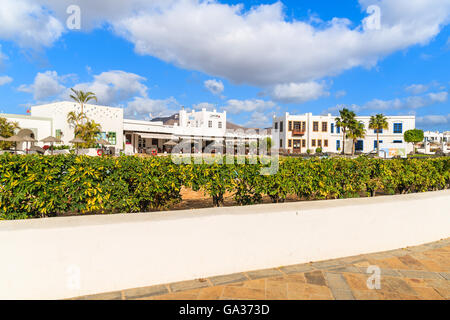 PLAYA BLANCA, LANZAROTE Insel - 17. Januar 2015: Luxusapartment-Komplex gebaut im traditionellen kanarischen Stil auf der Insel Lanzarote. Kanarischen Inseln sind ein beliebtes Urlaubsziel. Stockfoto