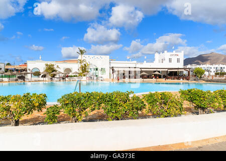 PLAYA BLANCA, LANZAROTE Insel - 17. Januar 2015: Swimmingpool Luxus Apartment-Komplex gebaut im traditionellen kanarischen Stil auf der Insel Lanzarote. Kanarischen Inseln sind ein beliebtes Urlaubsziel. Stockfoto