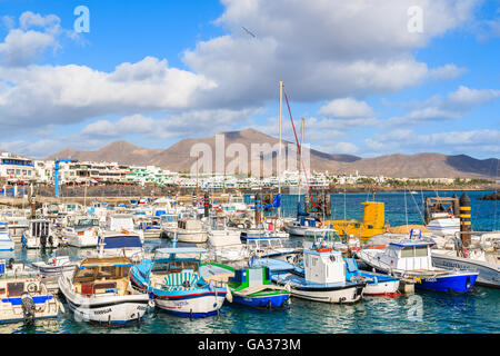 PLAYA BLANCA Hafen, Insel LANZAROTE - 17. Januar 2015: bunte Fischerboote in Playa Blanca Hafen an sonnigen Tag. Lanzarote ist sehr beliebtes Reiseziel unter den Kanarischen Inseln. Stockfoto