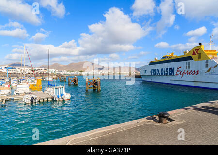 PLAYA BLANCA Hafen, Insel LANZAROTE - 17. Januar 2015: Schiff Fähre Fred Olsen im Hafen am sonnigen Tag. Viele Touristen Reisen zwischen den Inseln Fuerteventura und Lanzarote mit Fährverbindung. Stockfoto