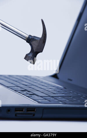 Ein Konzept-Bild eines Hammers Laptop zu zerstören Stockfoto