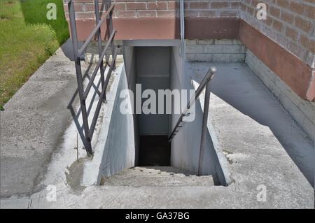 Treppe in den Keller Stockfoto