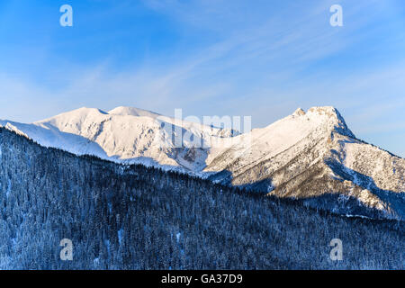 Blick auf den Berg Giewont im frühen Morgenlicht nach Sonnenaufgang in der hohen Tatra, Polen Stockfoto