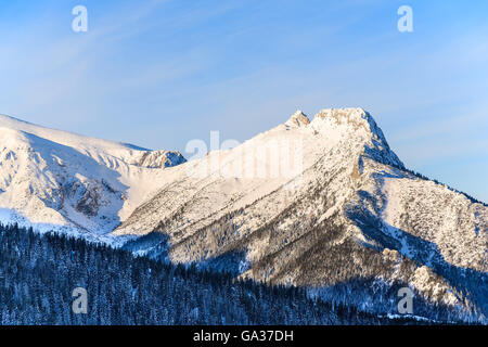 Blick auf den Berg Giewont im frühen Morgenlicht nach Sonnenaufgang in der hohen Tatra, Polen Stockfoto