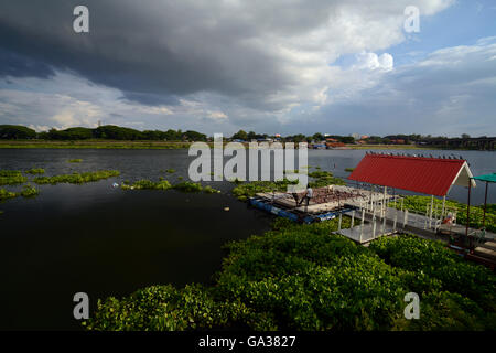 Moon River in der Nähe der Stadt Ubon Ratchathani in der Provinz Ubon Rachathani in der Region Isan in Nordost-Thailand ich Stockfoto