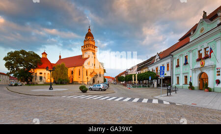 Kirche und Rathaus in den wichtigsten Platz Skalica. Stockfoto
