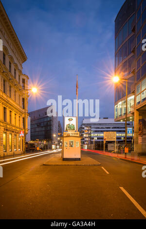 Nachtansicht des Checkpoint Charlie, Berlin Stockfoto